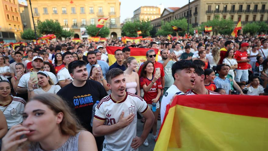 Fotos de la Plaza del Castillo con las pantallas para la final del Mundial