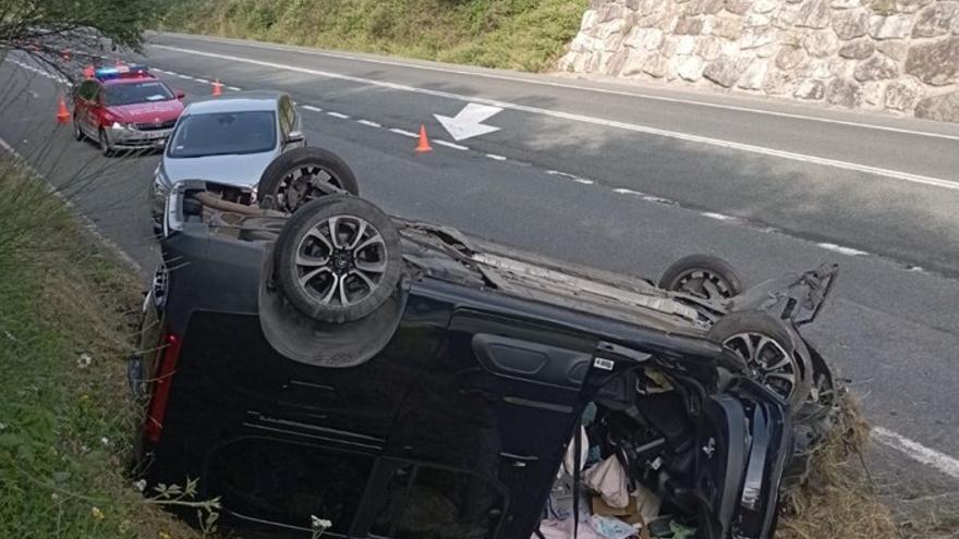 Vehículo accidentado en la N-121-A.