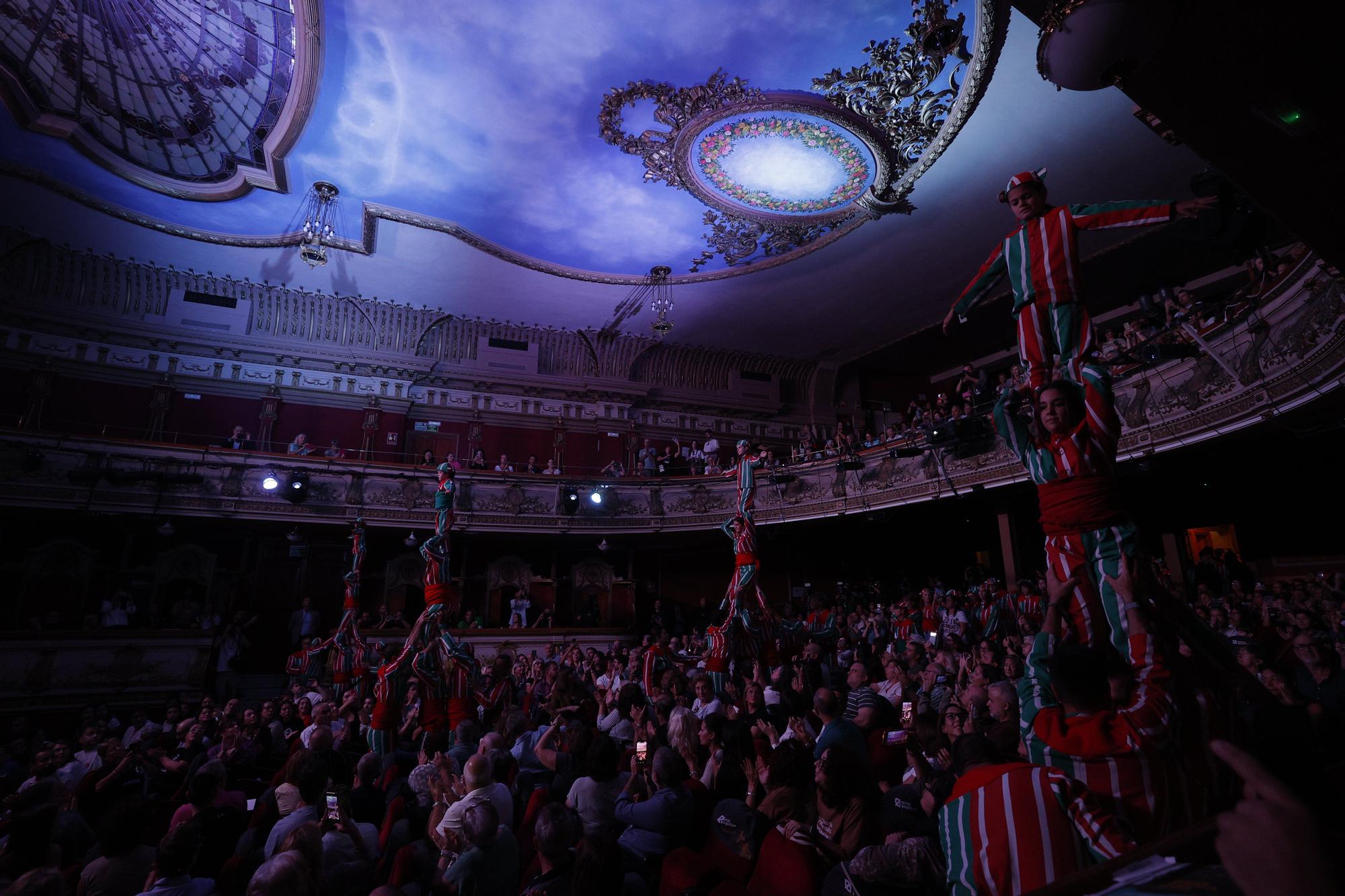 Las asociaciones de víctimas de la dana llenan un teatro de música y poesía para homenajear a sus fallecidos