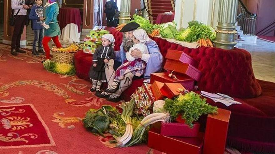 Olentzero recibe los últimos deseos de las niñas y los niños en el Arriaga