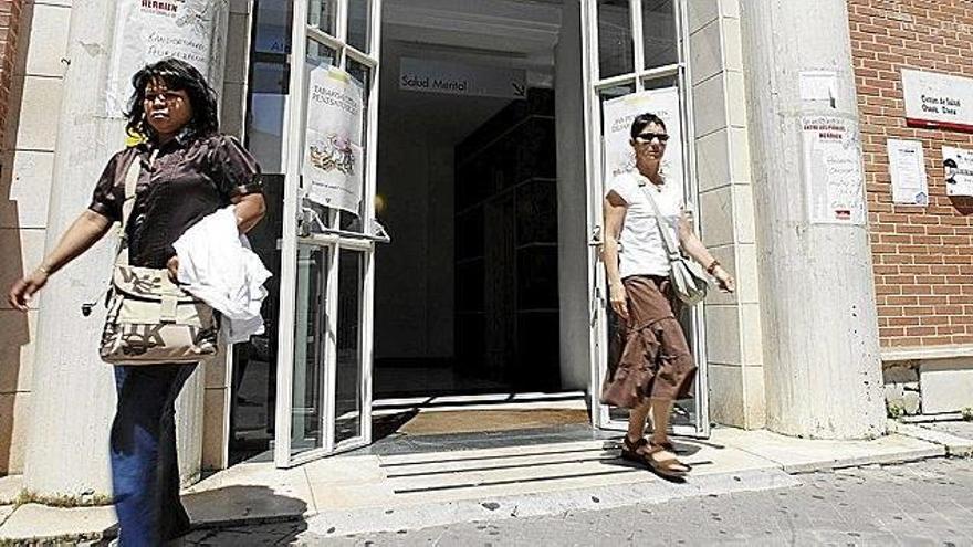 Dos mujeres salen del centro de salud de Burlada.
