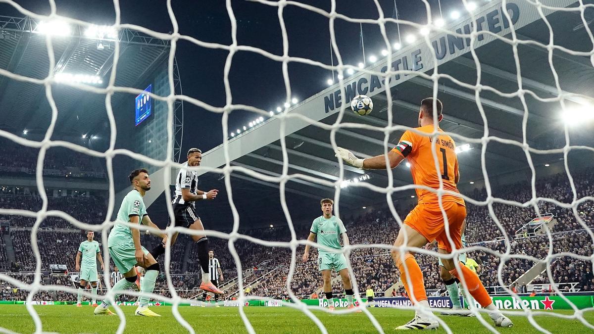 Joelinton anota el segundo gol de la noche