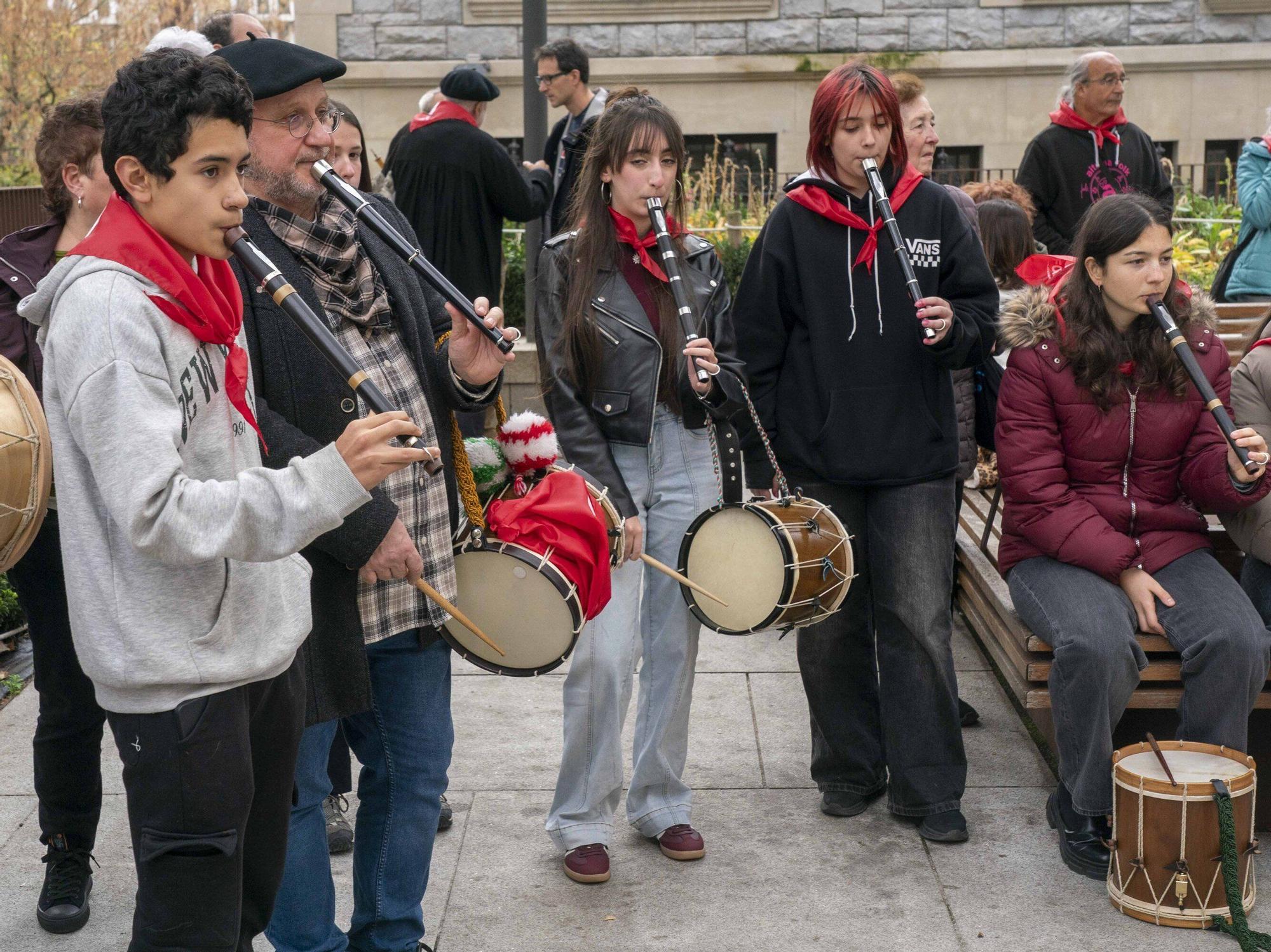 En imágenes: Kalejira por el centro de Vitoria del Aintzina Folk