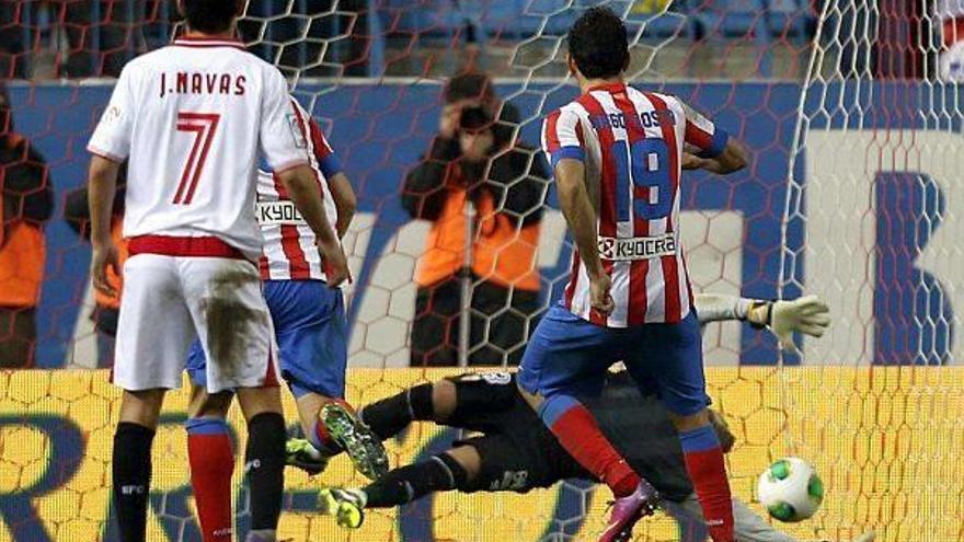 El Atlético se impone en un partido con tres penaltis y tres expulsados