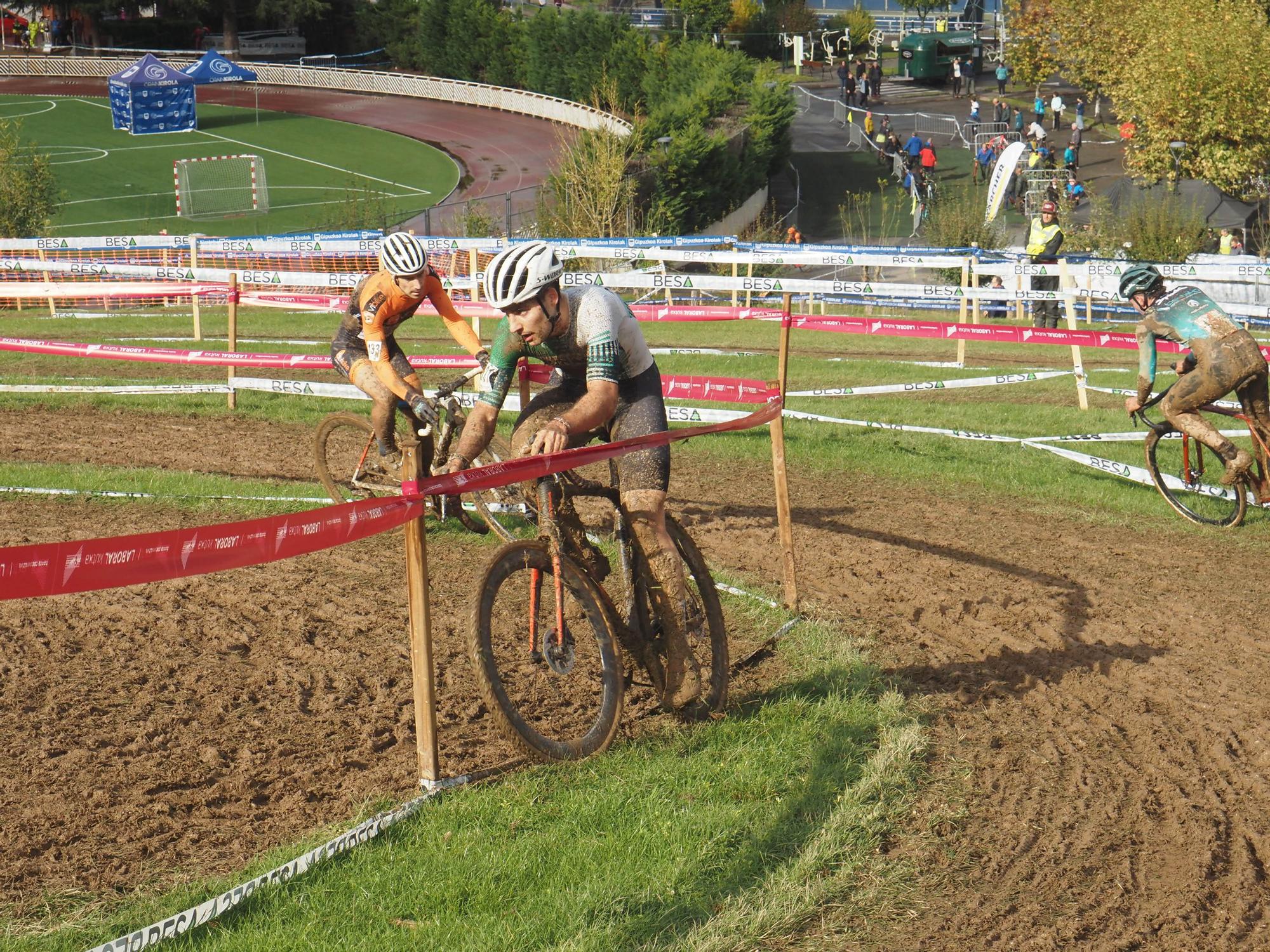El barro se sumó al espectáculo de ciclocross en Elgoibar
