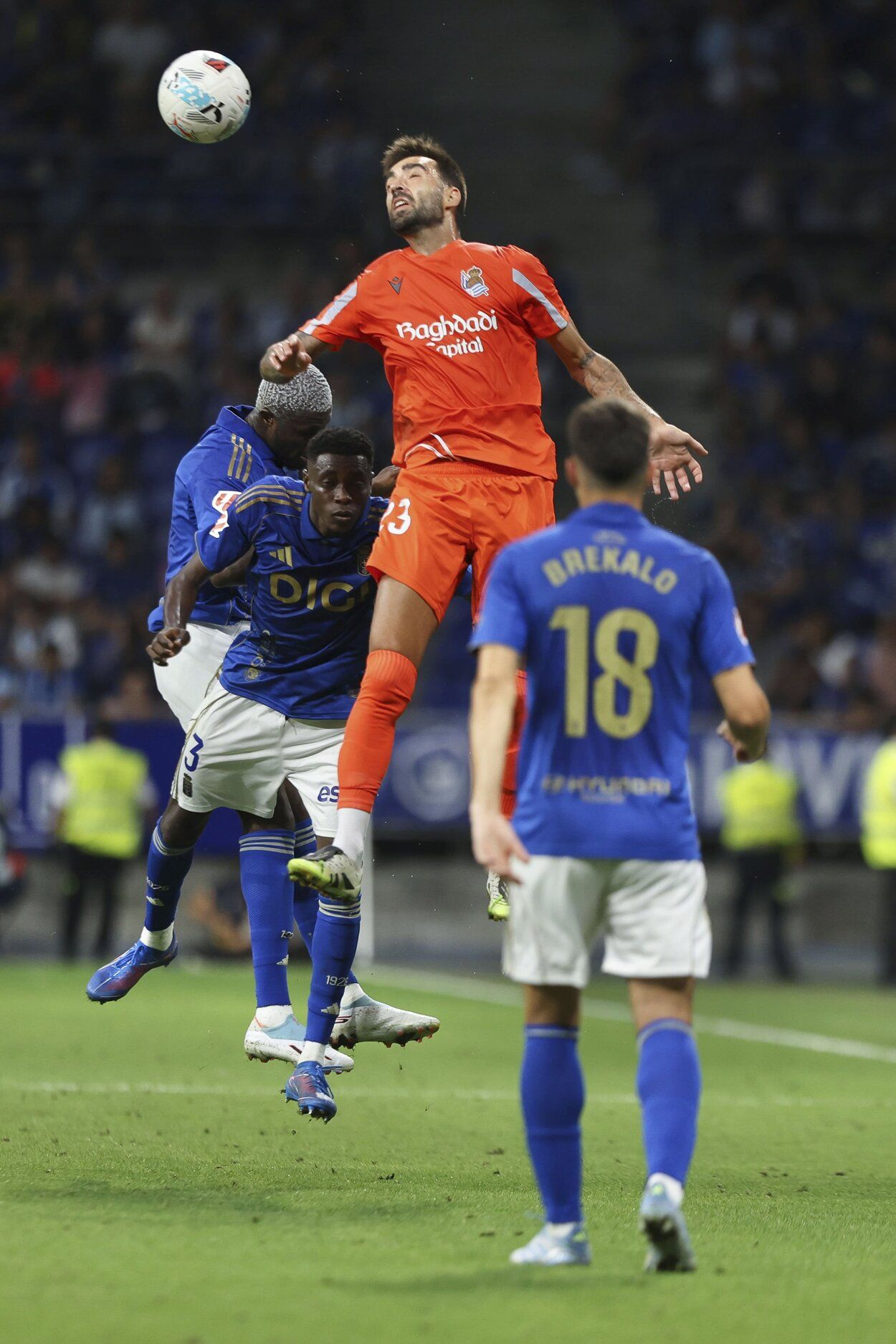 El lateral izquierdo Rahim (dorsal 3) salta con Brais durante el partido de este sábado entre Oviedo y Real.