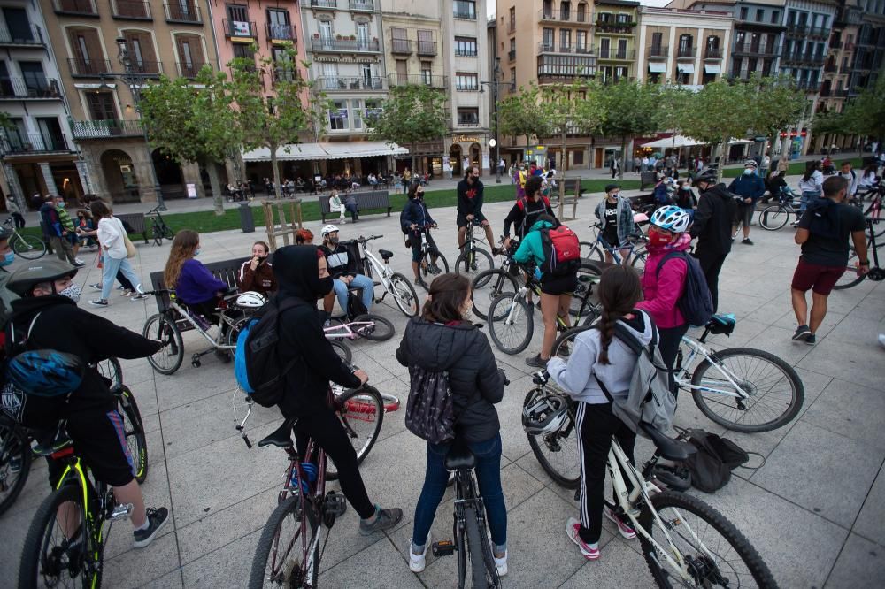 Gente reunida antes de iniciar la marcha denominada "Masa crítica", un movimiento global que, una vez al mes, reivindica de forma festiva el espacio de la bicicleta en las ciudades.