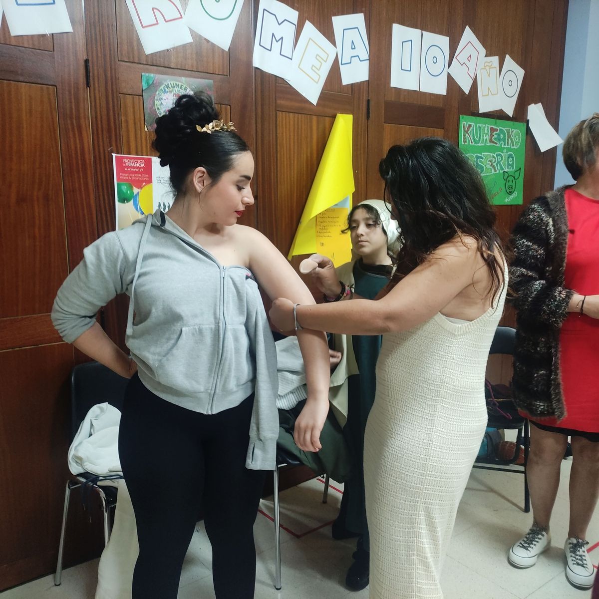 Zulema Abeijón contempla cómo tapan su tatuaje.