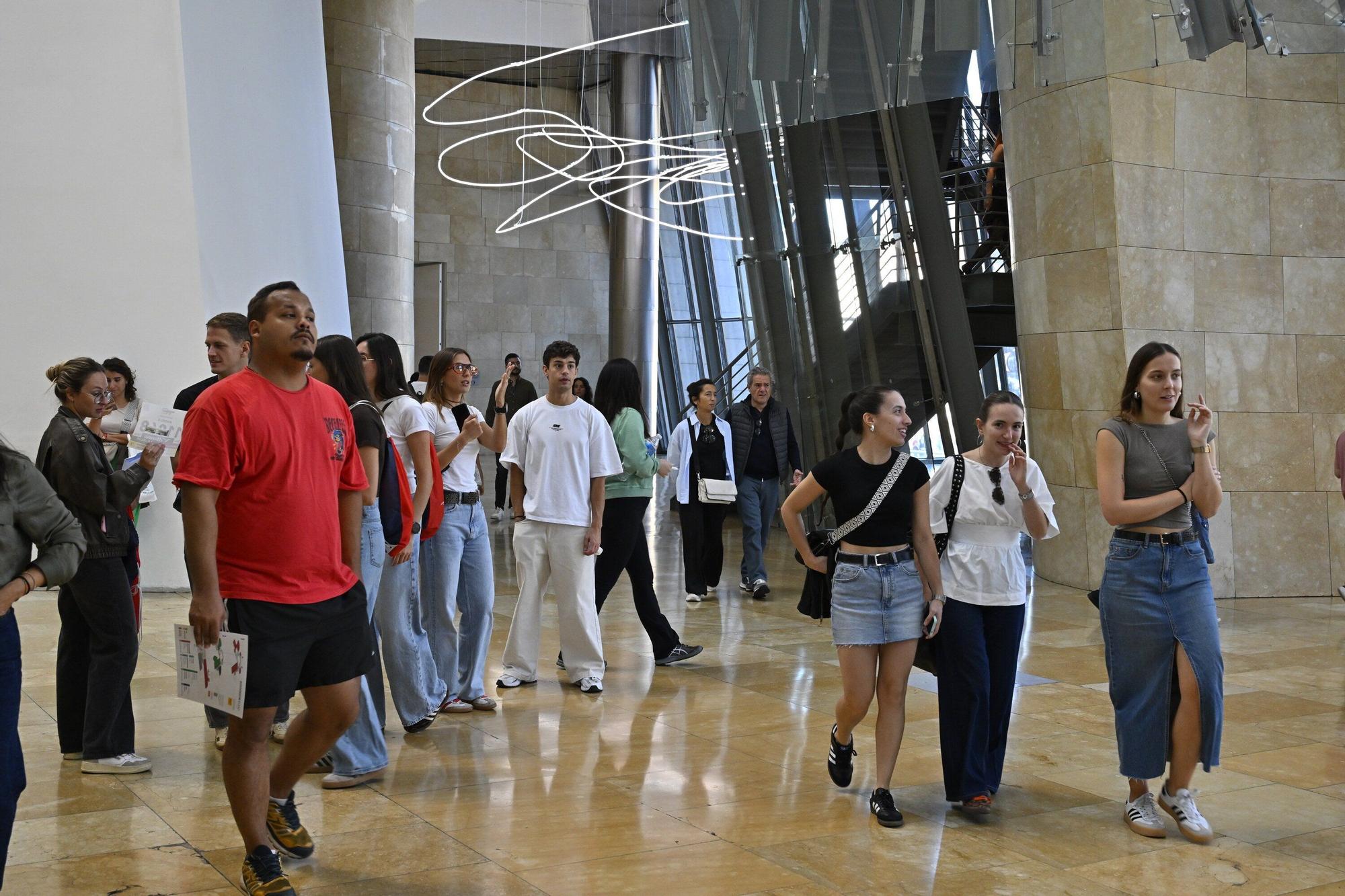 El Museo Guggenheim acoge a miles de visitantes en su 28º cumpleaños