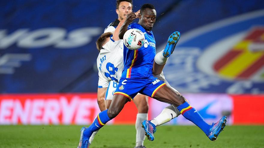 Uno de los mejores centrales de la Liga se rinde ante un albiazul: “Cuesta un montón defenderlo”