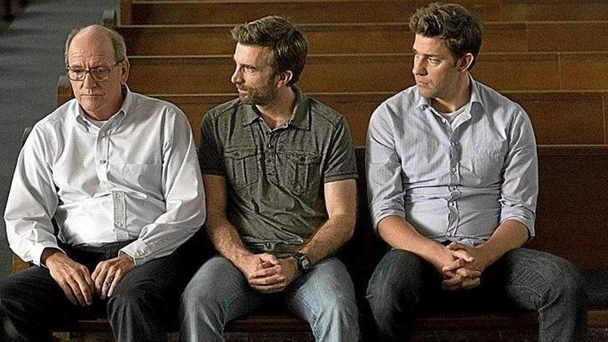John Krasinski (a la derecha), dirige e interpreta esta comedia de humor negro y drama suave que hurga en la crisis actual de los EEUU.