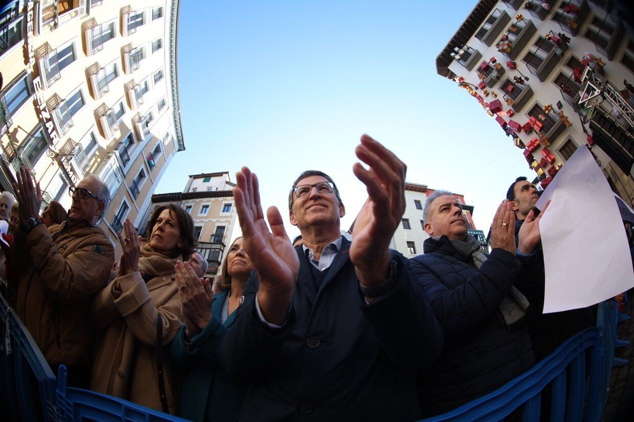 Imágenes de la concentración contra la moción de censura en Iruñea