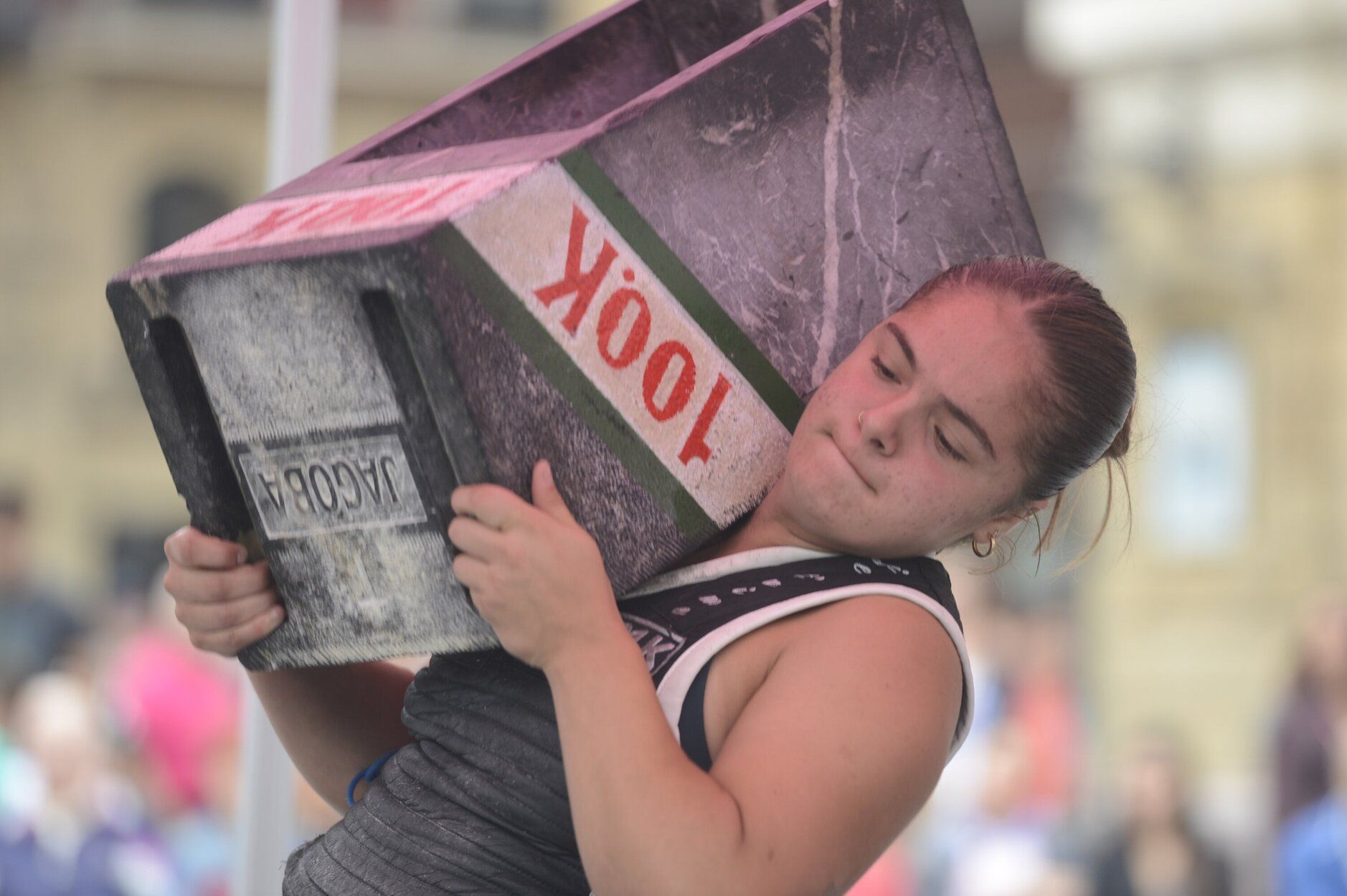 En fotos: herri kirolak en la plaza del Arriaga