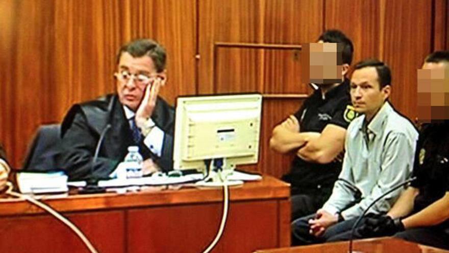 José Bretón, en el juicio, custodiado por la policía.