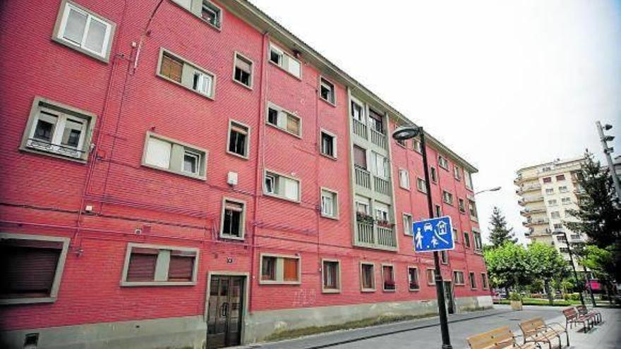 El incendio se produjo en el cuarto piso del número 4 de la calle Las Lavanderas de Burlada.