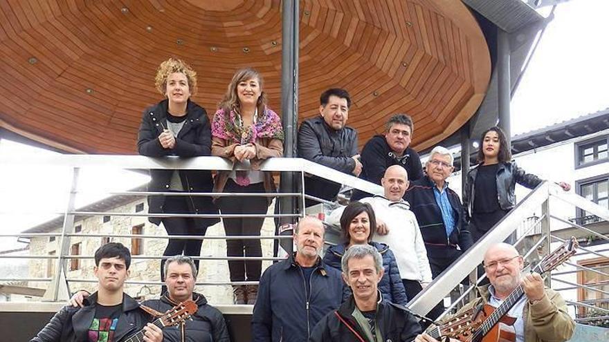 Buena parte de los integrantes de Trasteando Taldea, en el kiosko de la plaza de Los Fueros de Altsasu.