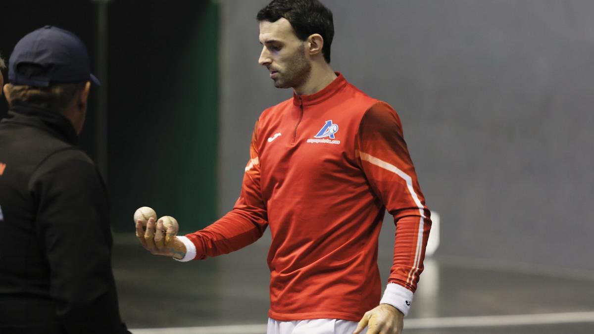 Jokin Altuna y Peio Etxeberria eligen material en el Atano III de Donostia para la semifinal del Cuatro y Medio. Jokin Altuna y Peio Etxeberria eligen material en el Atano III de Donostia para la semifinal del Cuatro y Medio.