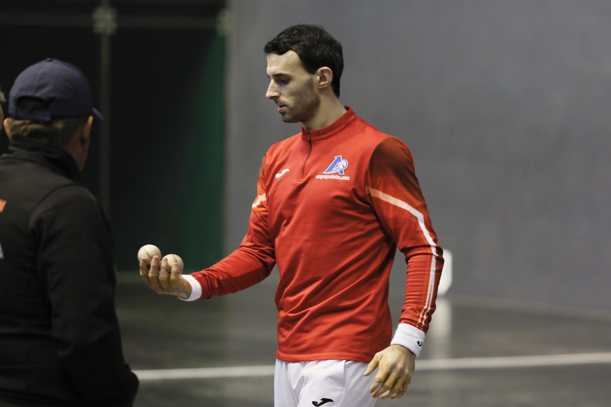 Jokin Altuna y Peio Etxeberria eligen material en el Atano III de Donostia para la semifinal del Cuatro y Medio.