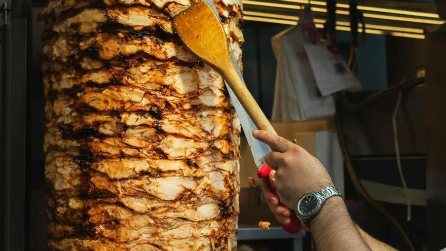 Condenado por explotar a dos compatriotas en kebabs de Navarra y de La Rioja