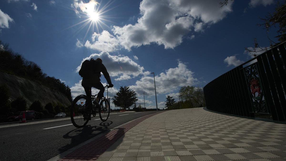 Un ciclista circula por la cuesta de Beloso.
