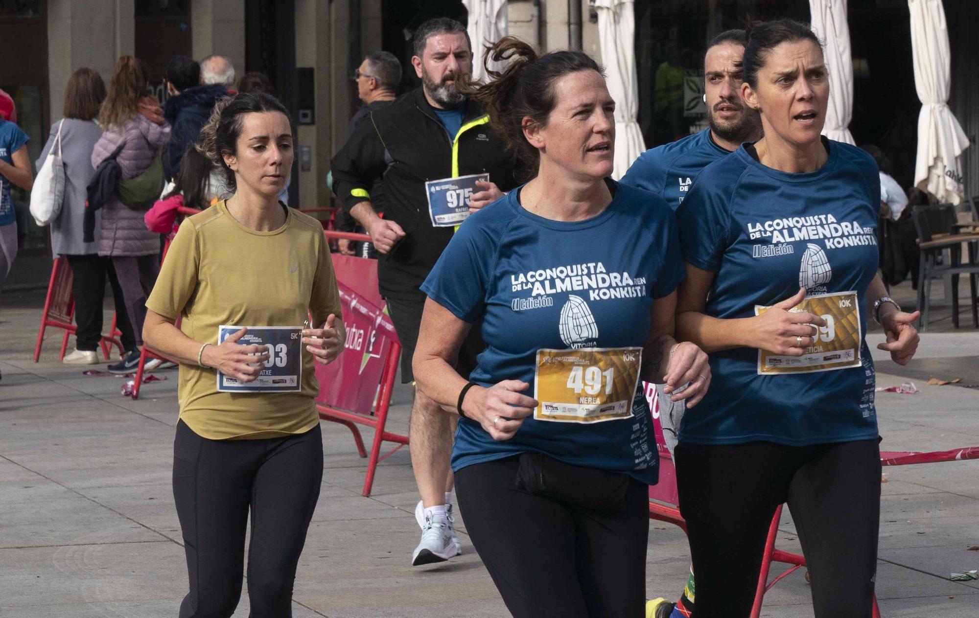 En imágenes: Un millar de corredores atraviesan la almendra