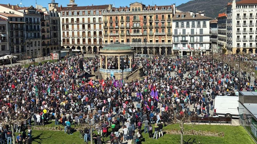 Miles de personas reclaman en Pamplona un SMI propio