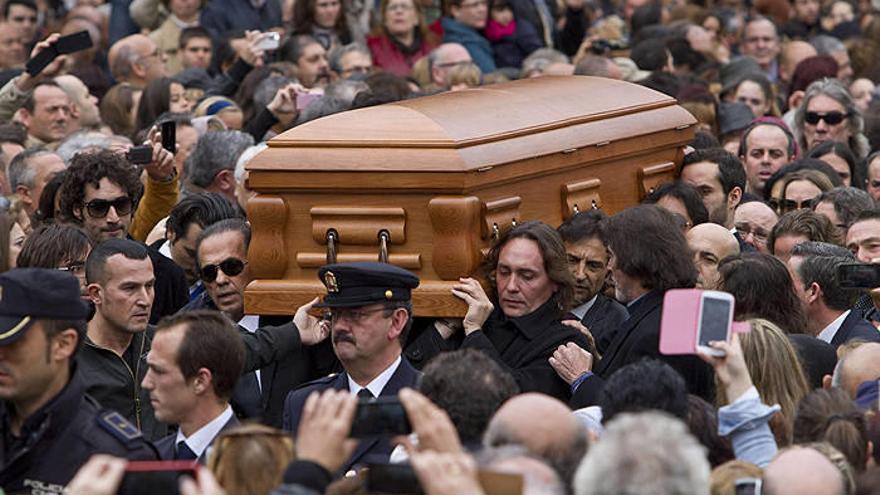 El féretro con los restos mortales de Paco de Lucía es llevado a hombros por familiares y amigos.