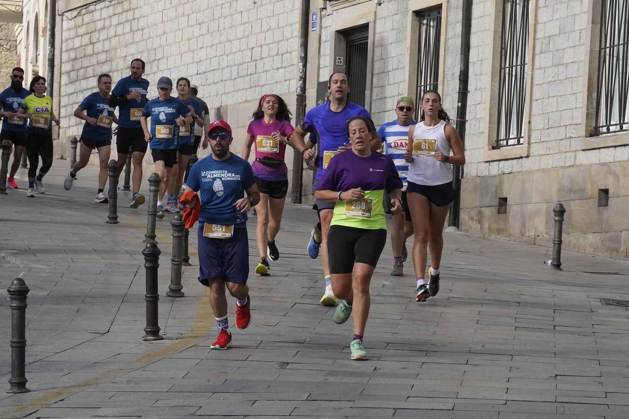 En imágenes: Miles de personas conquistan la Almendra de Gasteiz