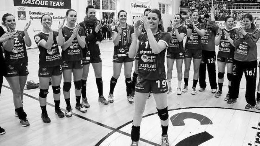 Matxalen Ziarsolo, durante su homenaje con las compañeras detrás.