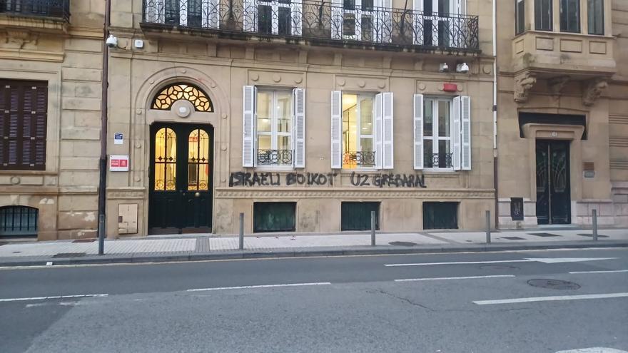 El PSE denuncia la aparición de pintadas contra Israel en su sede de Donostia