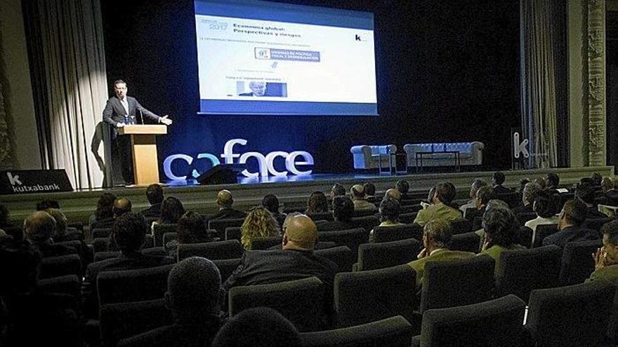 Expertos abogan por dar al crecimiento un “mayor empuje”