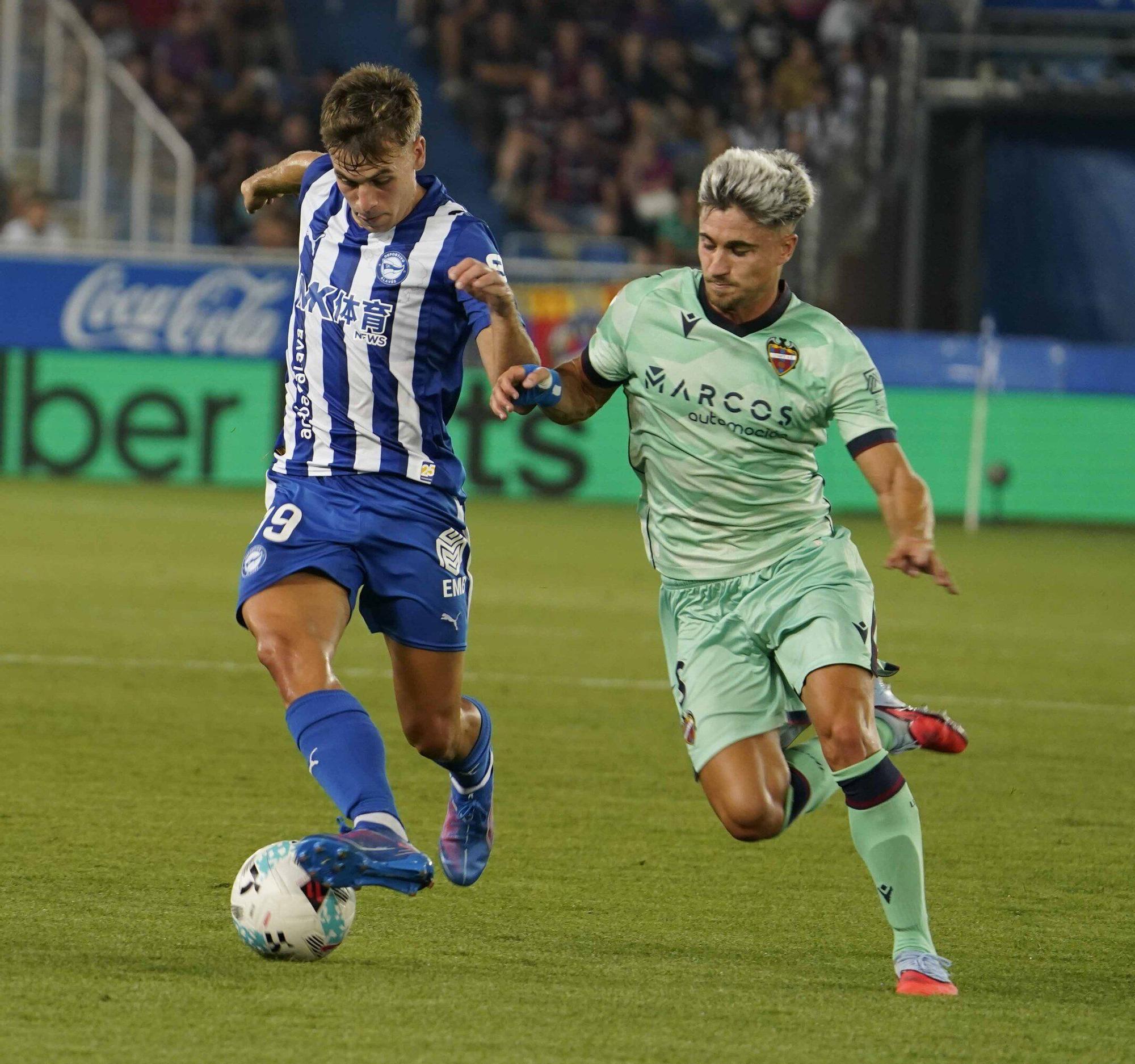 En imágenes: Así está siendo el debut liguero del Alavés contra el Levante