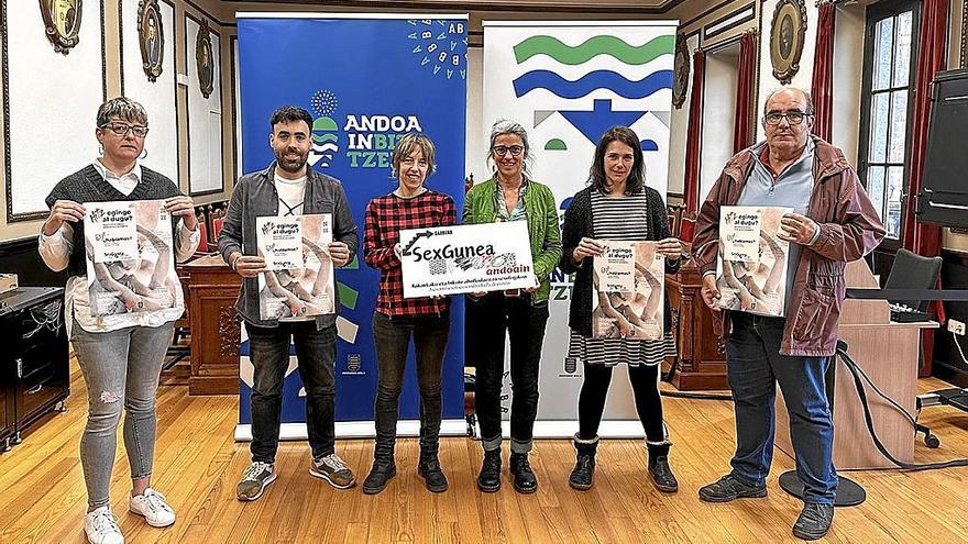 Los representantes municipales en la presentación.