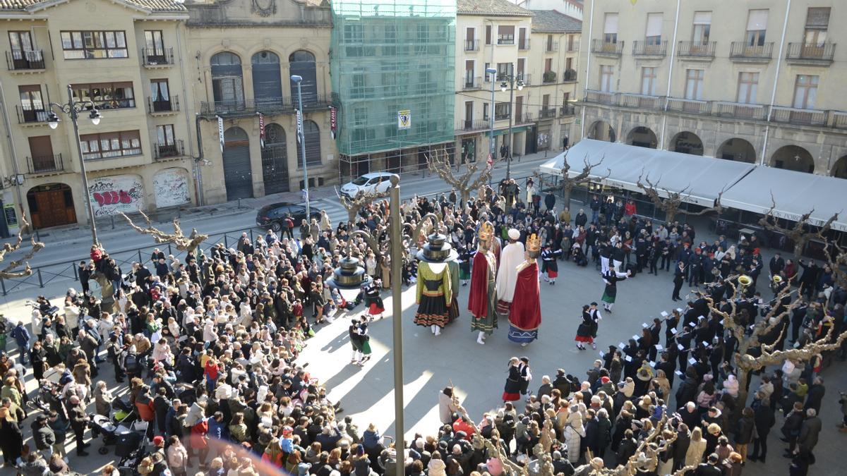 Tafalla celebra San Sebastián, su patrón, por todo lo alto con una gran fiesta. Dantzaris, gaiteros, txistularis, comparsa de Gigantes, Kilikis y Cabezudos acompañan a la corporación municipal en su primera fiesta de San Sebastián.