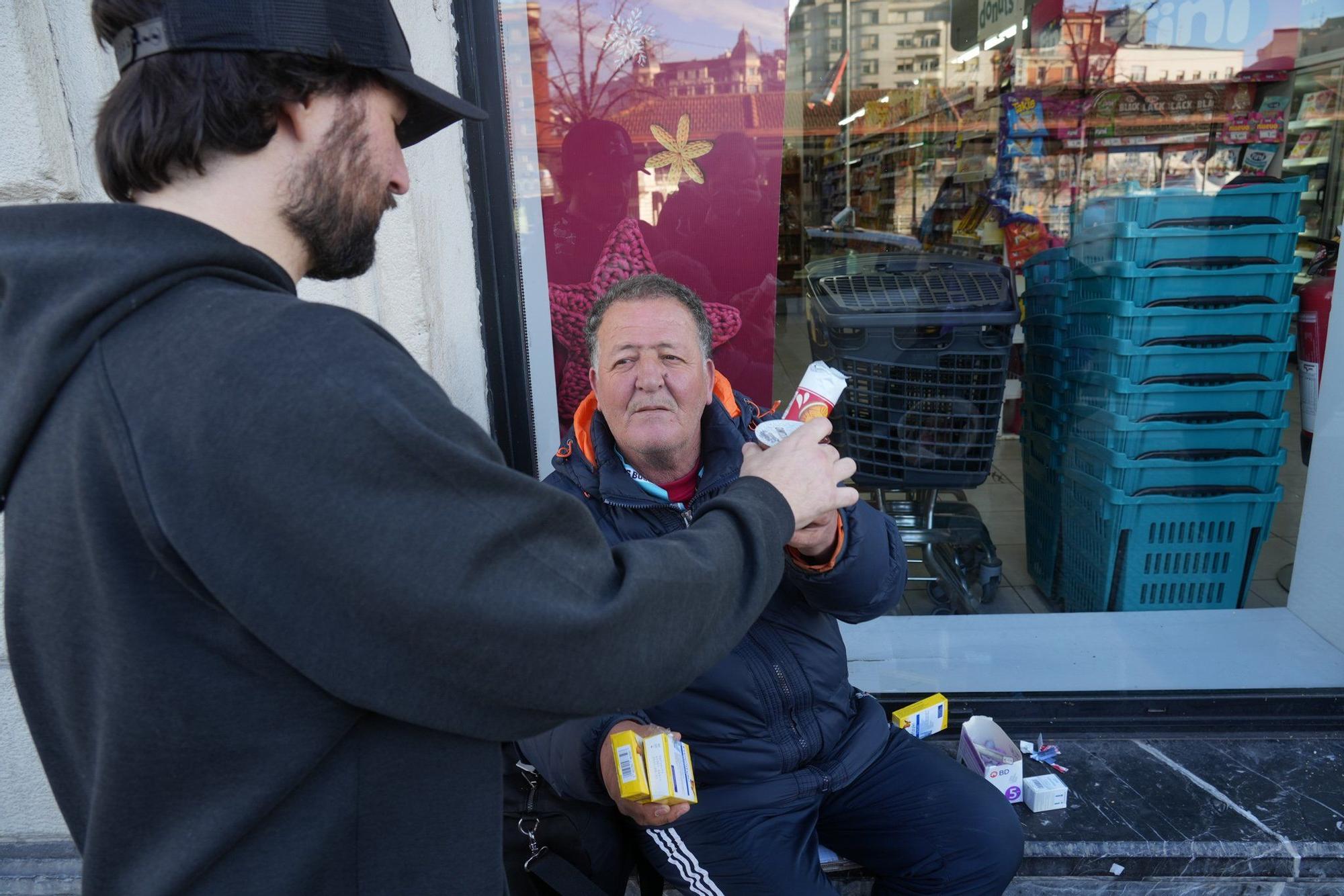 En imágenes: El gesto admirable de una lectora con un sin techo