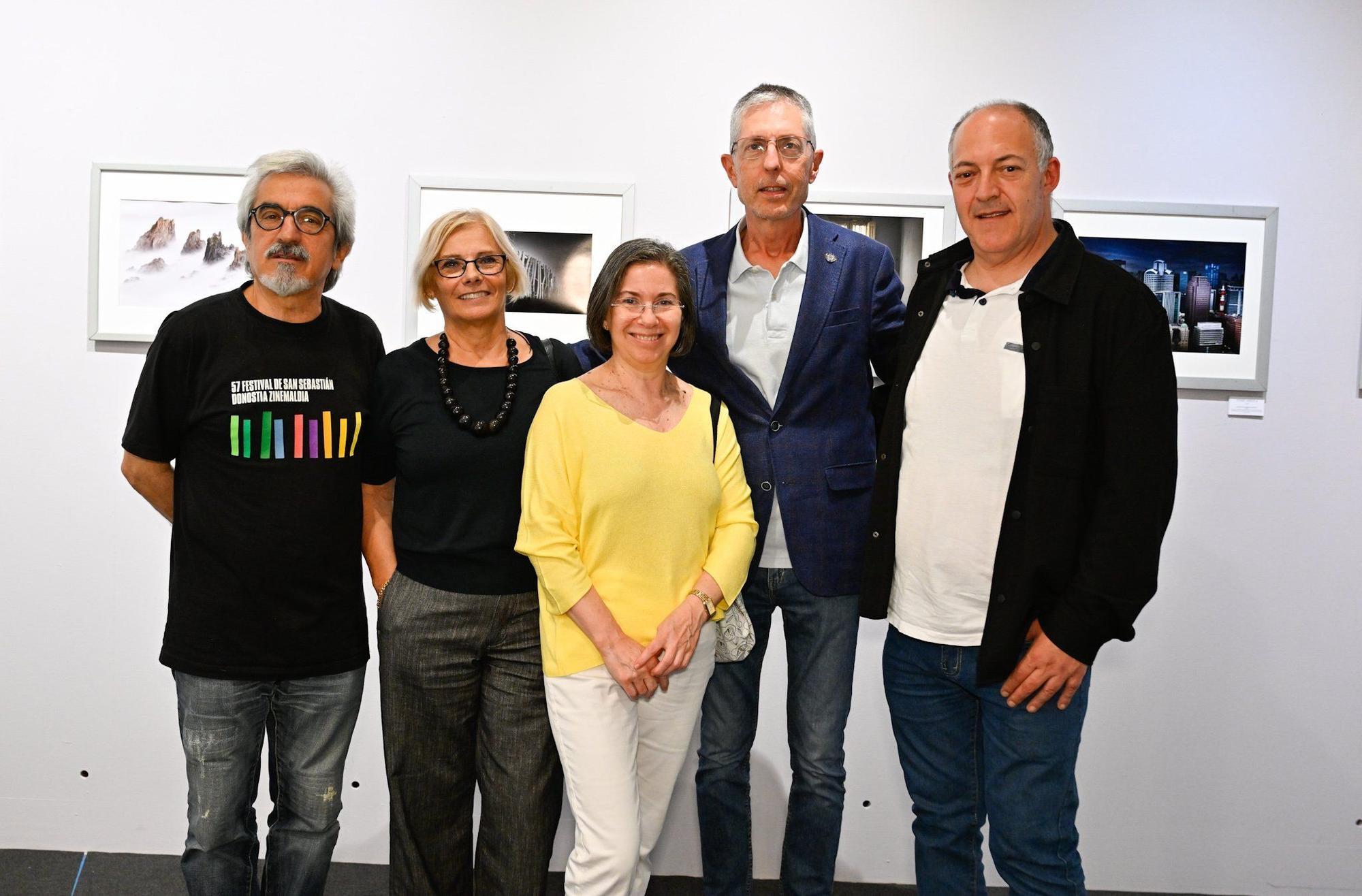 Agustín Sagasti, Olga Errekatxo, Idoia Eletxiguerra y Joserra Refoyo con Sebastián Lozano, de Artgazki de Arrasate.