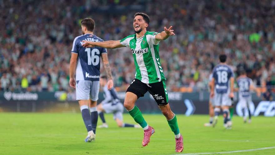 El bético Fornals celebra el definitivo 3-1 del Betis contra la Real, este pasado viernes.