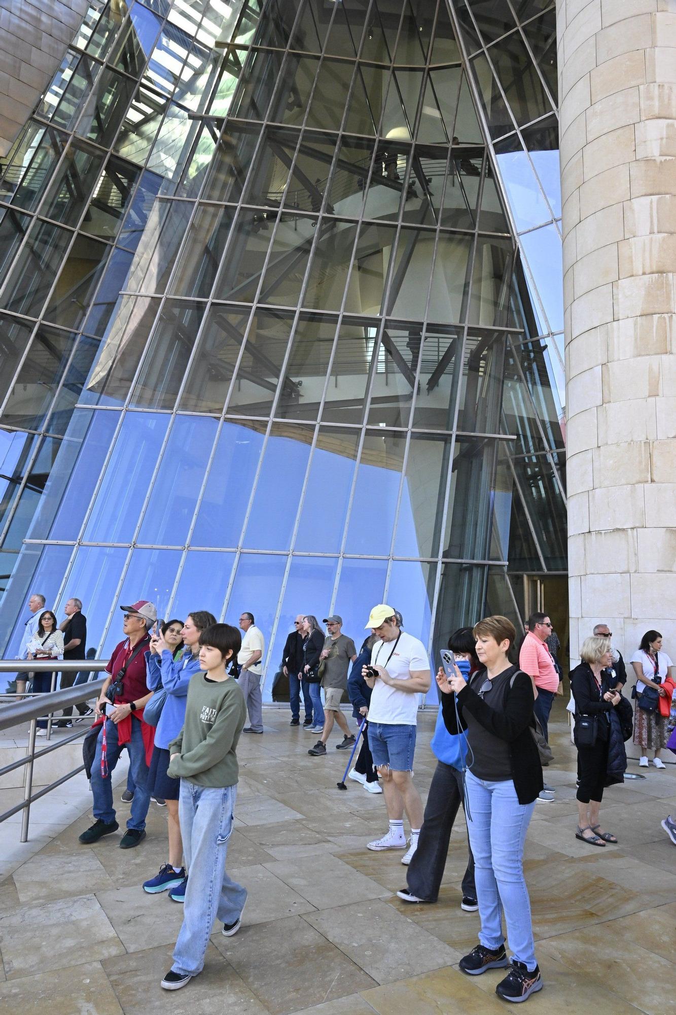 El Museo Guggenheim acoge a miles de visitantes en su 28º cumpleaños