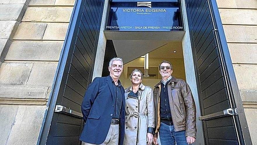 Jaime Otamendi, Carine Aguirregomezcorta e Yves Kordian, ayer en Donostia.