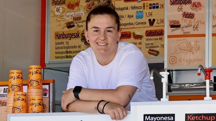 Ainitze Rodriguez, dentro de la food truck Furgofarra