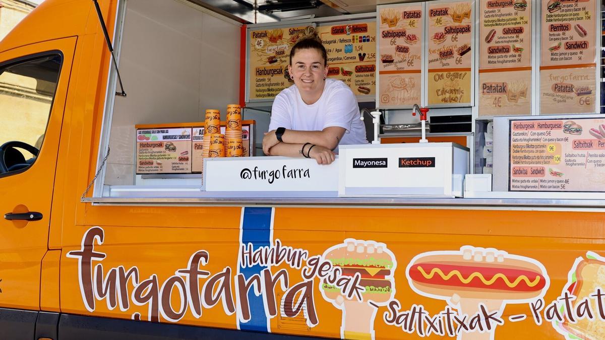Ainitze Rodriguez, dentro de la food truck Furgofarra