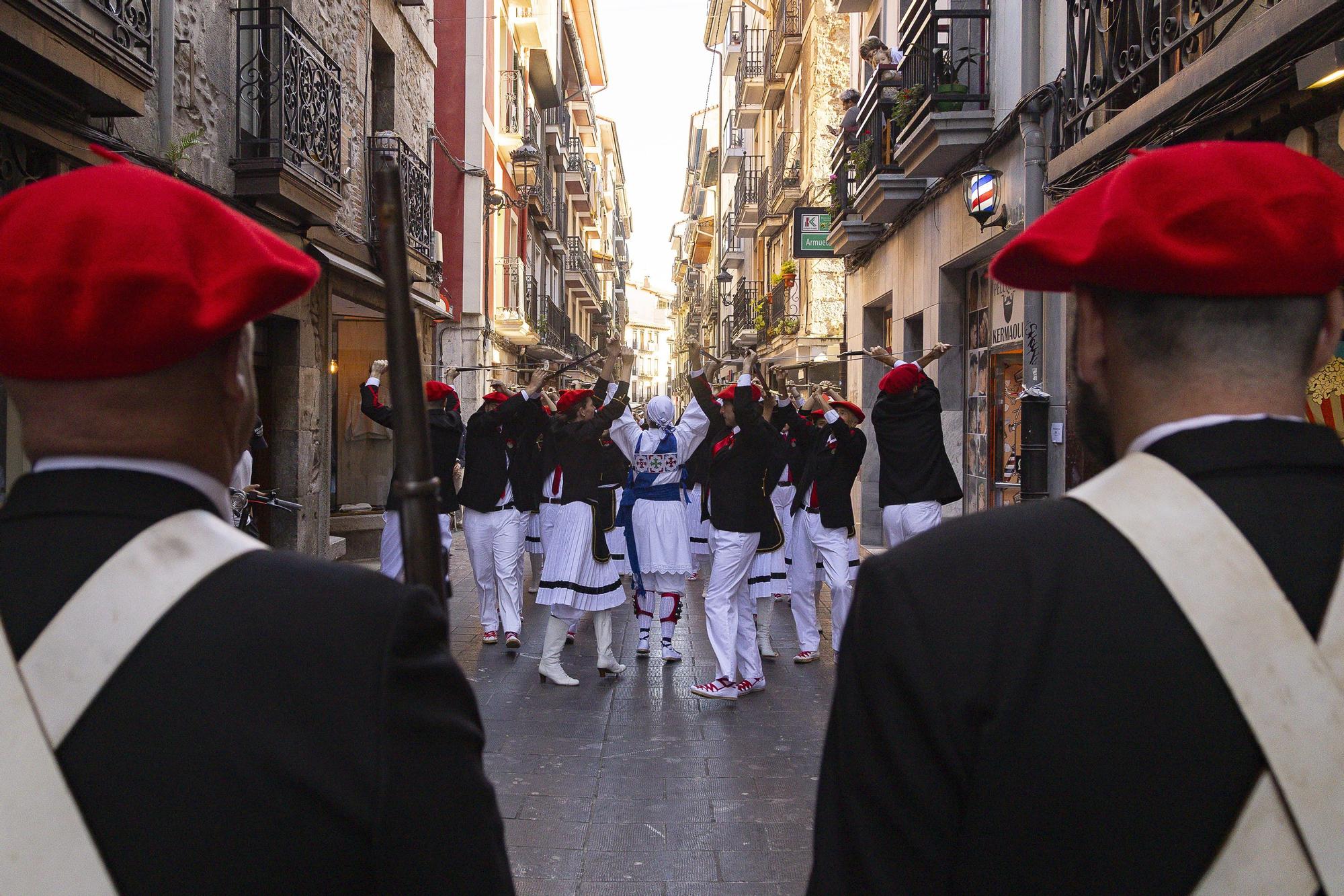 Elgoibar baila al ritmo de las espadas de la celebración de la Virgen del Rosario
