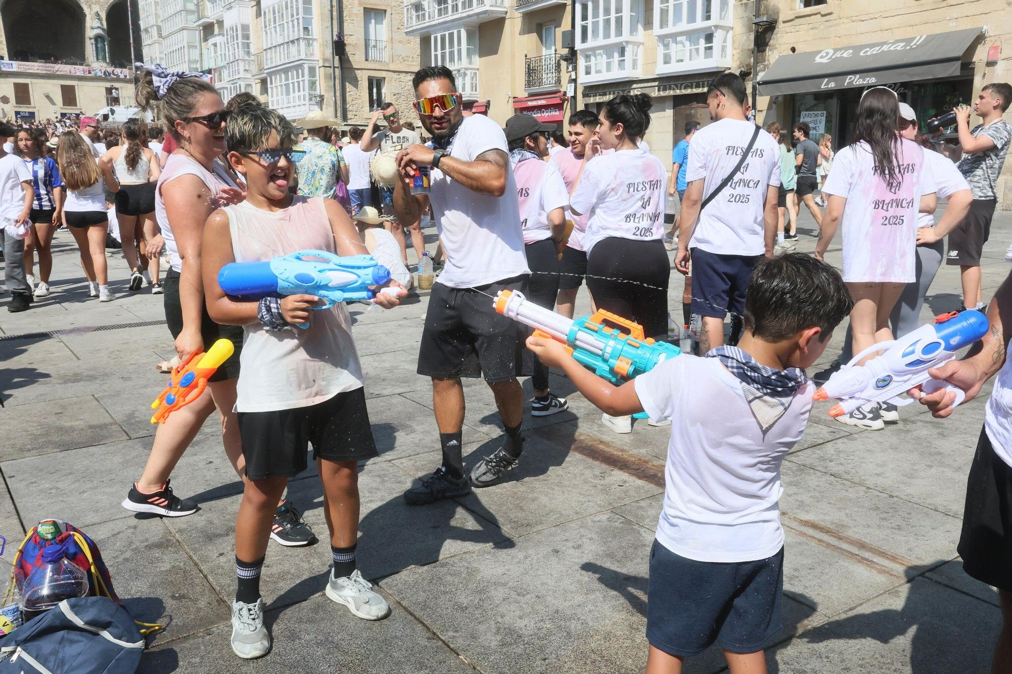 En imágenes: Vitoria sale a la calle a celebrar La Blanca tras el txupinazo