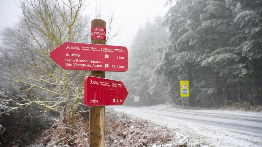 La nieve afecta a la circulación en toda la red viaria alavesa y cierra varios puertos