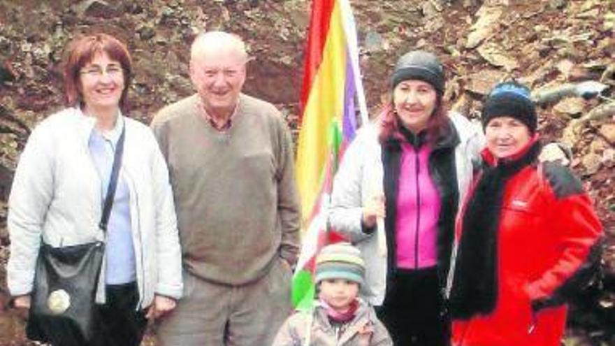 Mari Juli Arregi, Félix Etxeberria -también en la foto de la derecha-, Manex Etxeberria, Arantza Etxeberria y Lolita Canales en Azkoitia.