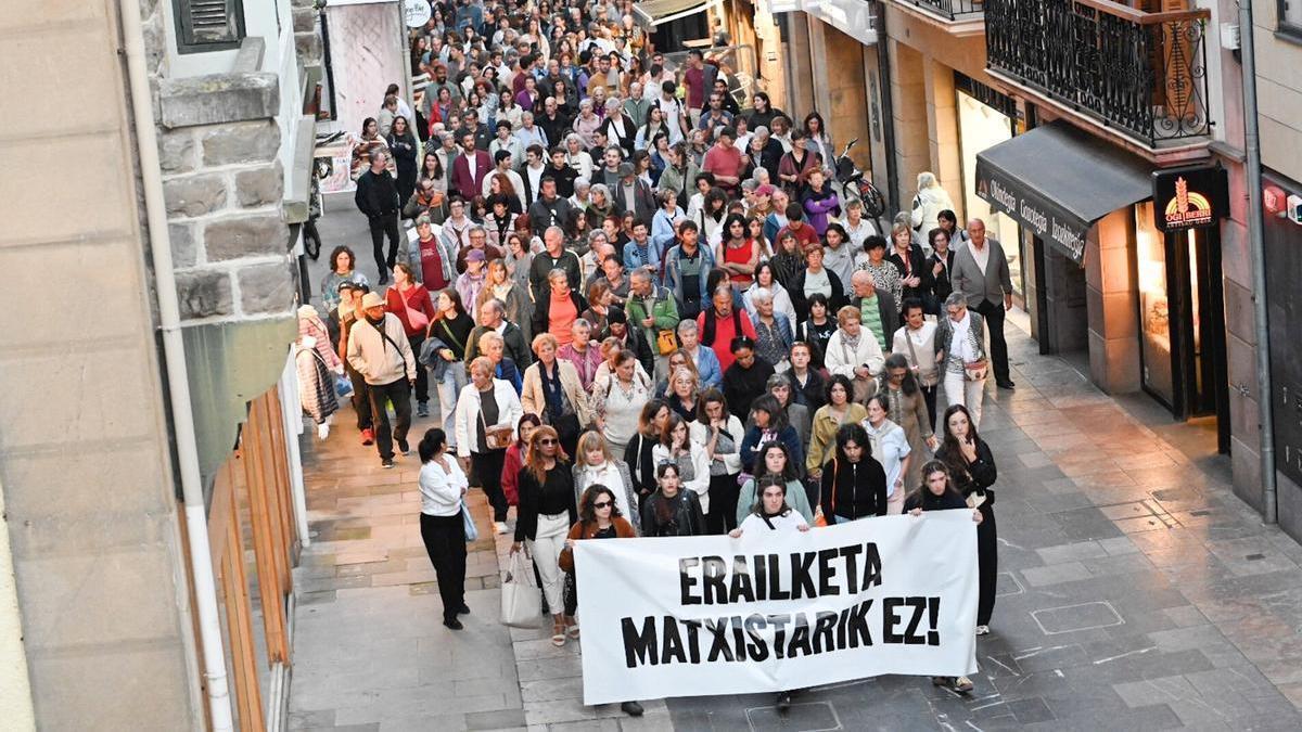 Concentración contra el asesinato de una mujer en Zarautz