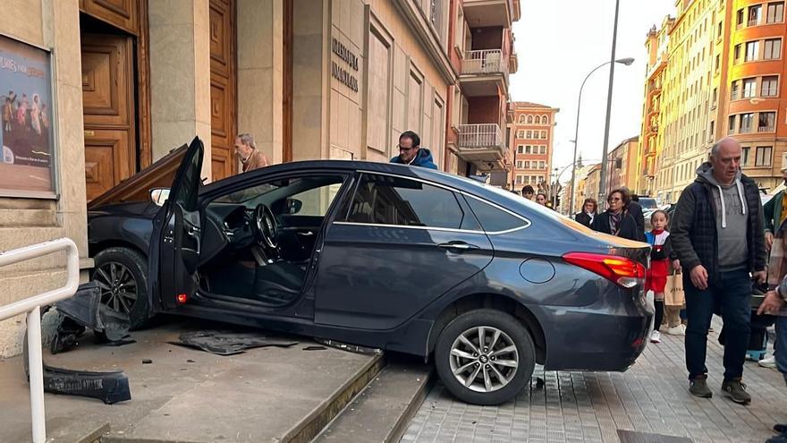 Susto en el colegio Jesuitas de Pamplona: un coche se sube a la acera y choca contra la puerta de la iglesia