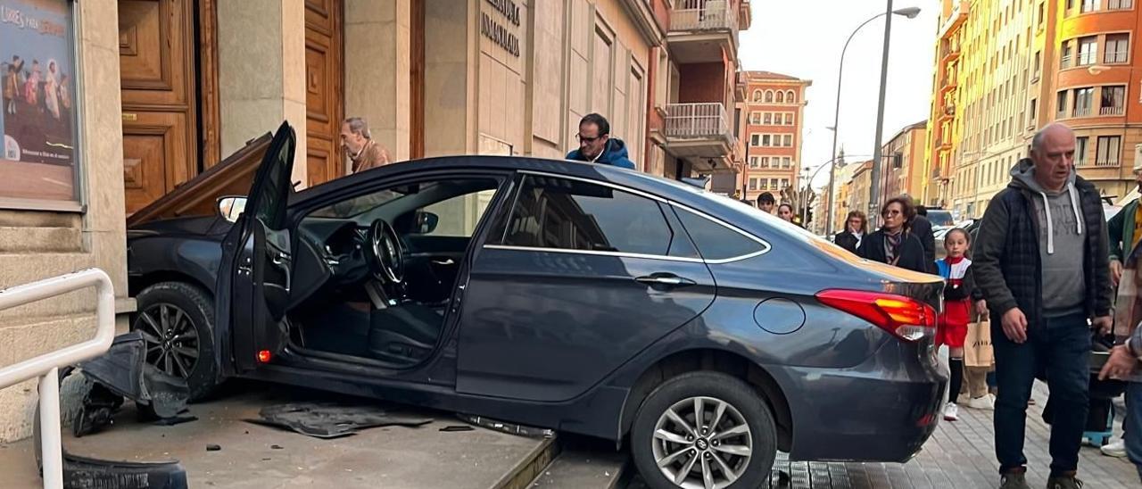 Vídeo: Un coche se empotra en la iglesia de Jesuitas de Pamplona