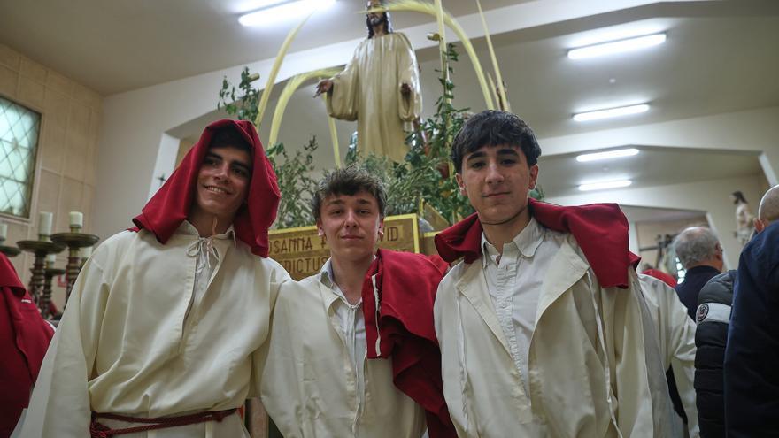 Procesión del Santo Entierro | Jóvenes portadores que cargan con la tradición en Pamplona