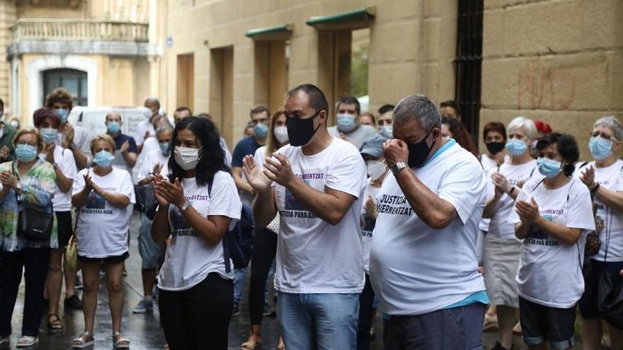 Ofrenda flora de los familiares de Asier Niebla en lugar donde murió.